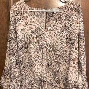 Veronica M-blouse. Blush pink, cream and black print. V-neck with tie knot front